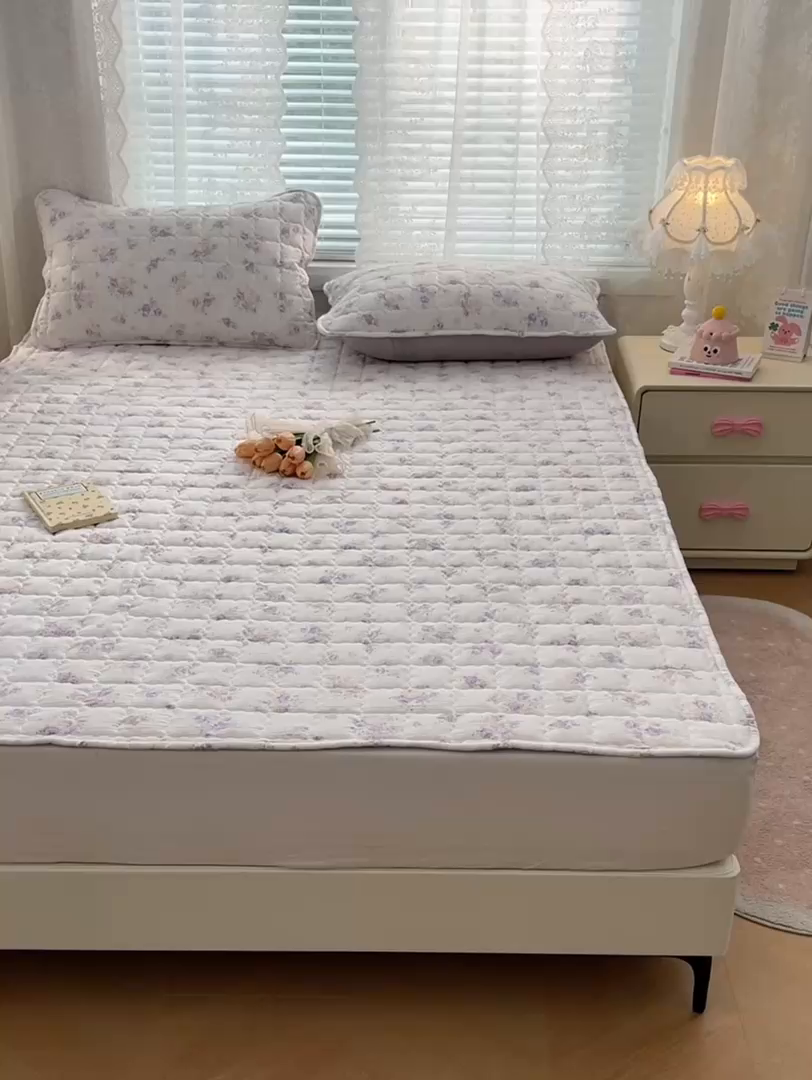91家纺网 家纺一手货源 找家纺 梦舒羽 2025新款云感双层纱夹棉床褥床护垫床垫保护垫学生宿舍专用三件套 紫薇花园