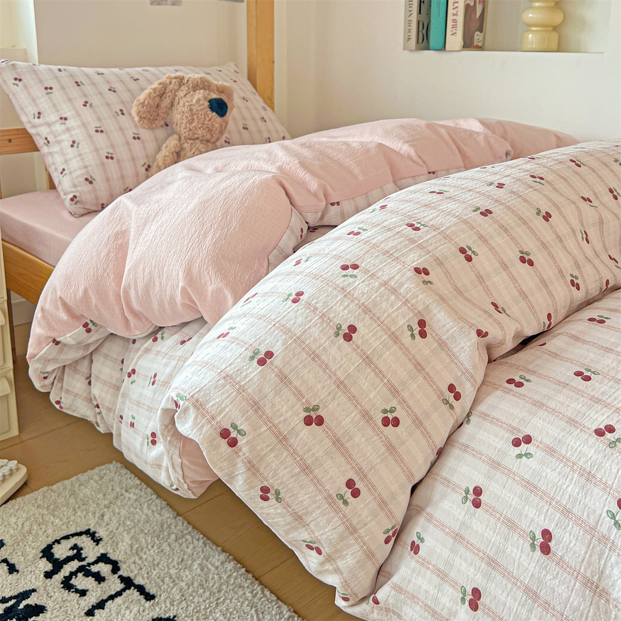 91家纺网 家纺一手货源 找家纺 名兮家居 2025新款皱皱棉学生床宿舍上下铺三件套六件套 樱桃可可