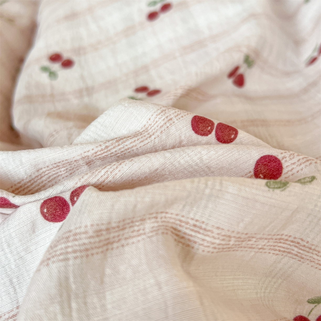 91家纺网 家纺一手货源 找家纺 名兮家居 2025新款皱皱棉学生床宿舍上下铺三件套六件套 樱桃可可