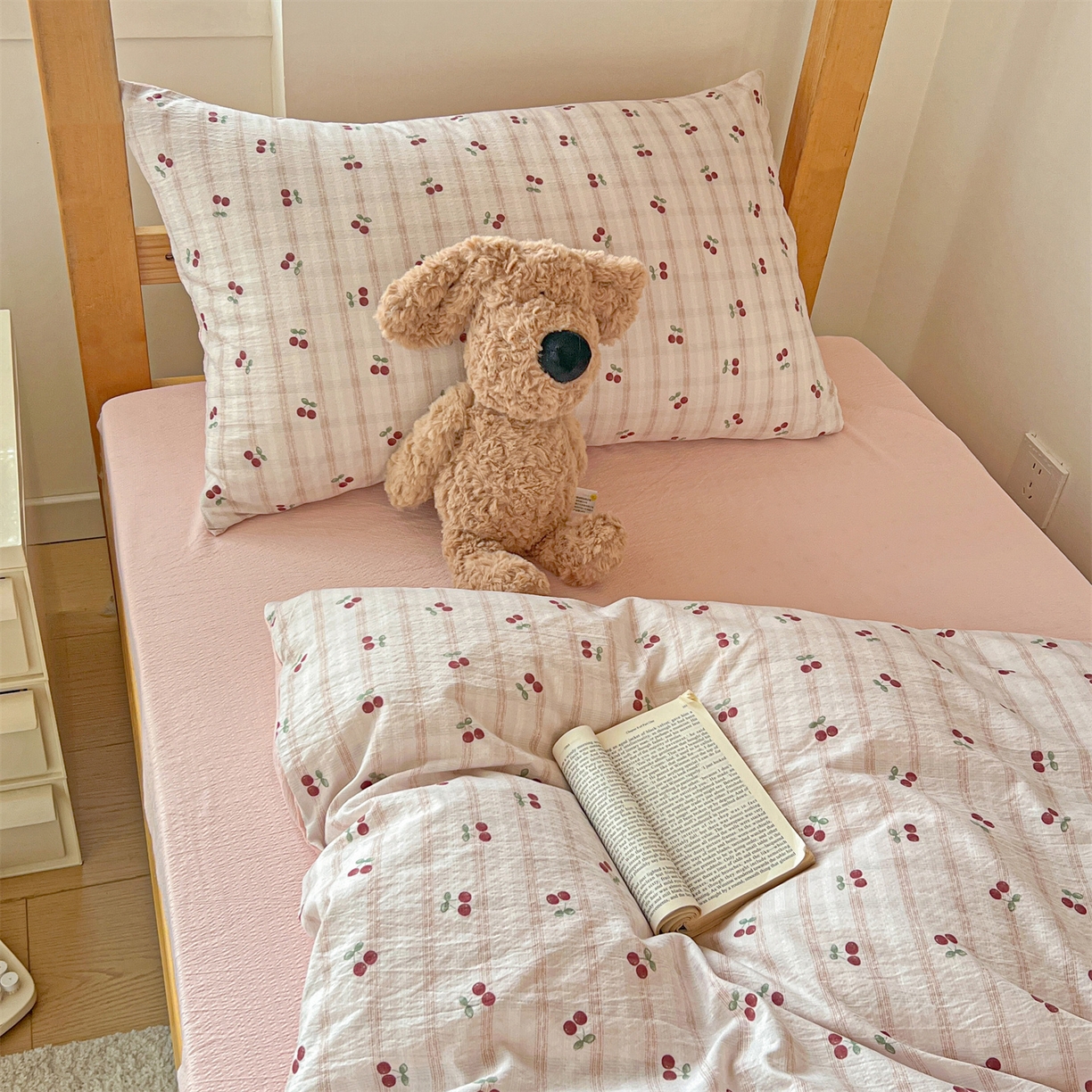 91家纺网 家纺一手货源 找家纺 名兮家居 2025新款皱皱棉学生床宿舍上下铺三件套六件套 樱桃可可