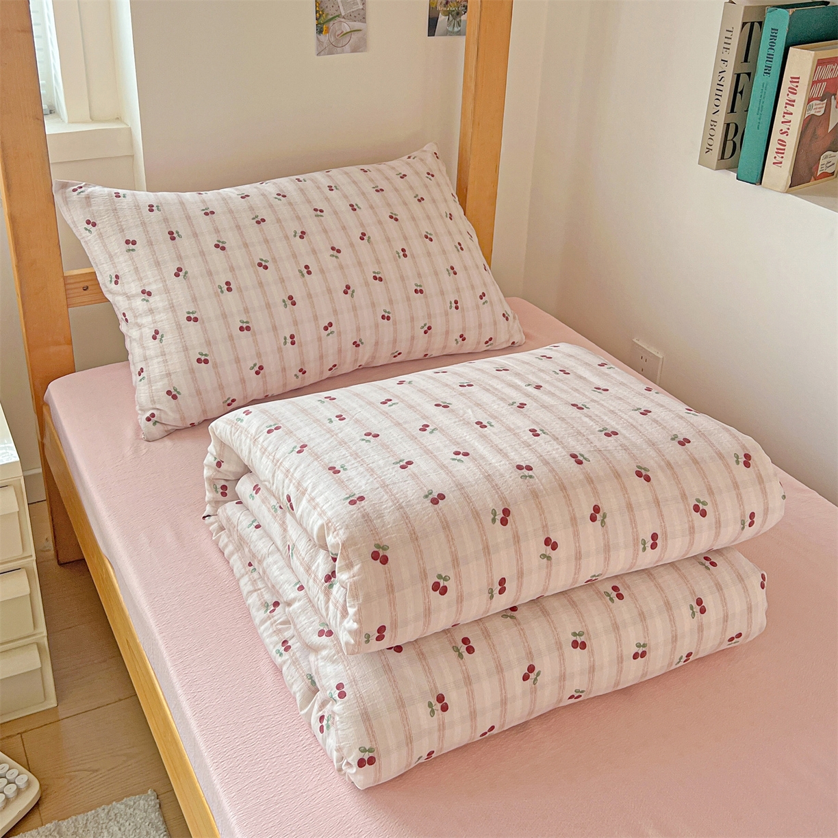 91家纺网 家纺一手货源 找家纺 名兮家居 2025新款皱皱棉学生床宿舍上下铺三件套六件套 樱桃可可