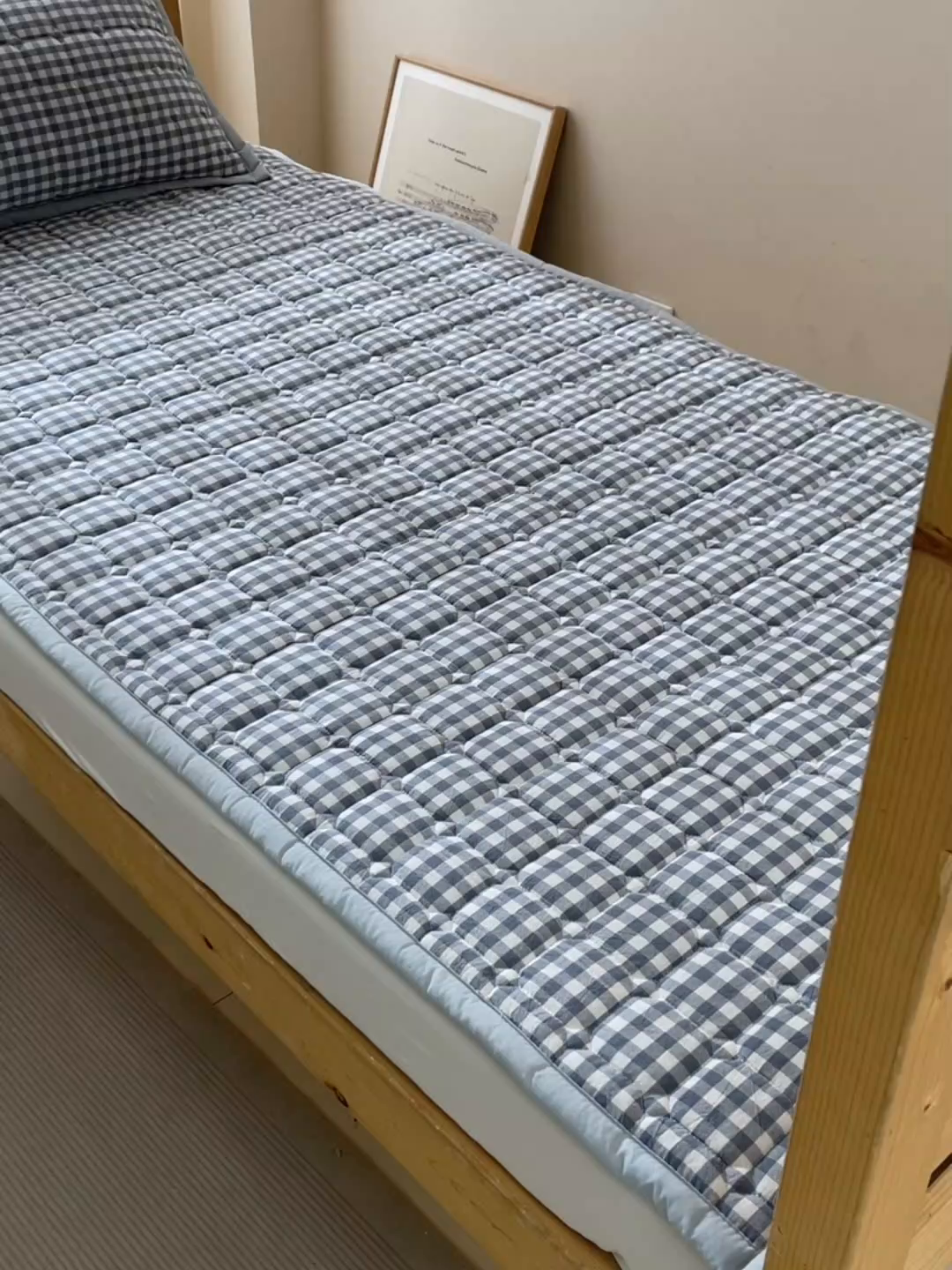 91家纺网 家纺一手货源 找家纺 恒爱家纺 2025新款全棉印花格子床垫 蓝小格