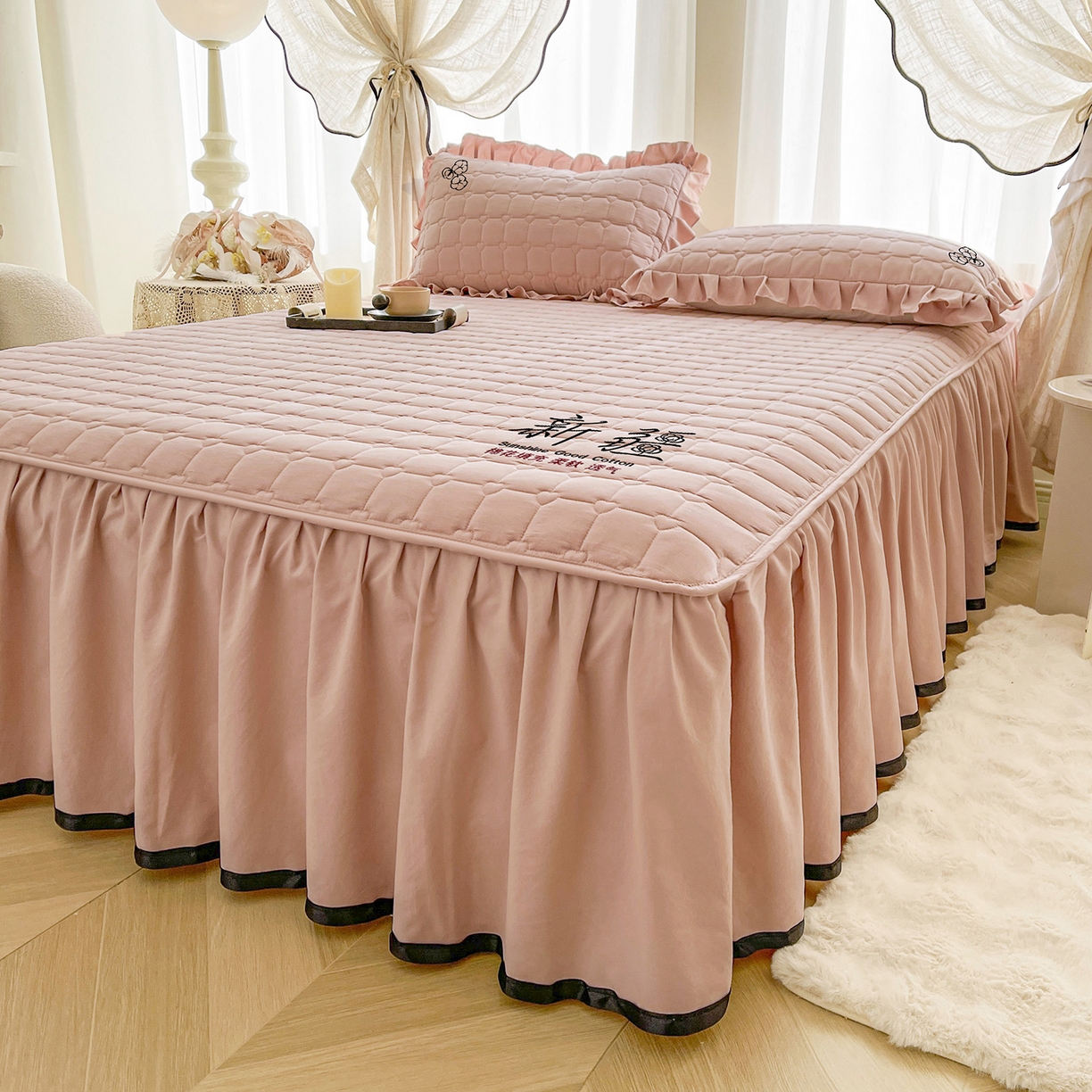 91家纺网 家纺一手货源 找家纺 笠裙家纺 2025新款A类110克水洗棉新疆棉花夹棉单床裙 床裙单件 棉花-豆沙