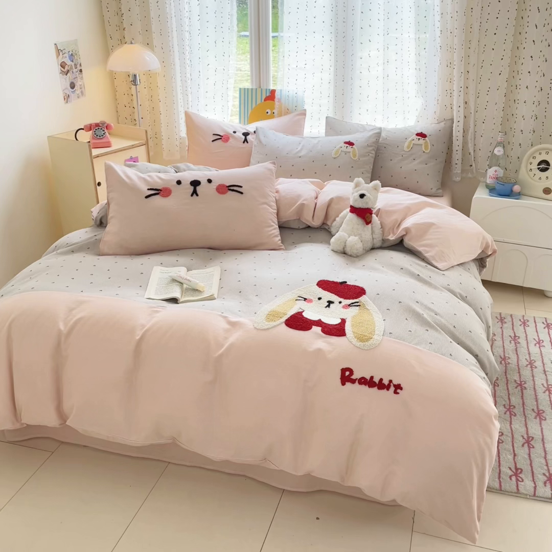 91家纺网 家纺一手货源 找家纺 寐居家纺 2025新款全棉纯棉A类双层纱拼接毛巾绣花四件套 萌兔之星