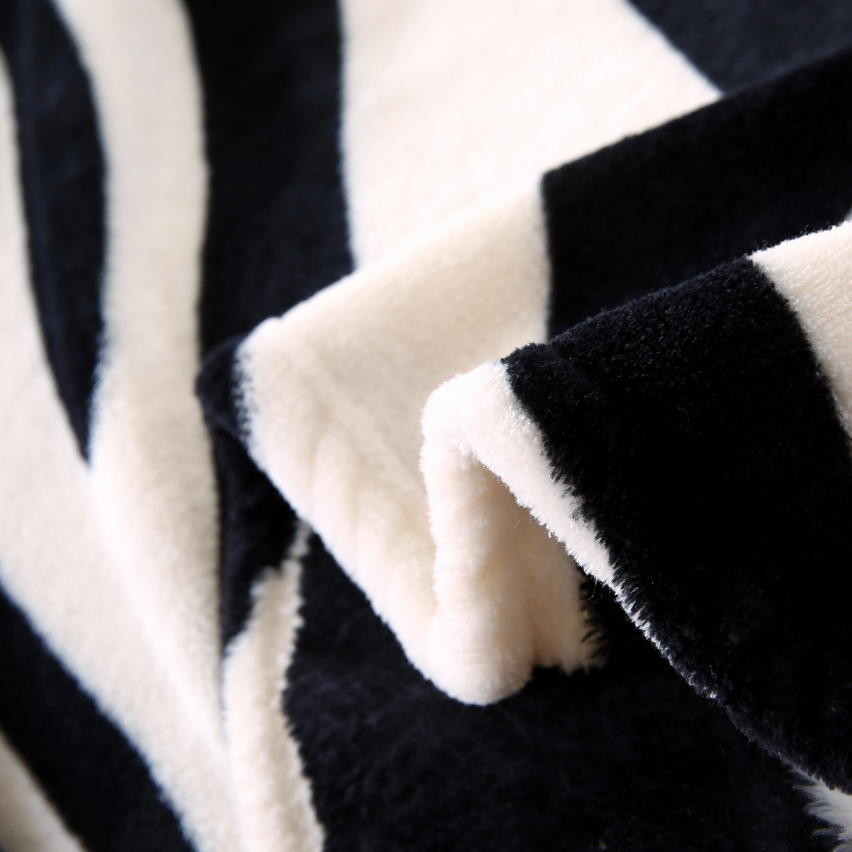 91家纺网 家纺一手货源 找家纺 璐维斯 2025新款直播260g法莱绒毯子牛奶绒印花毛毯沙发巾沙发毯跨境外贸 斑马纹