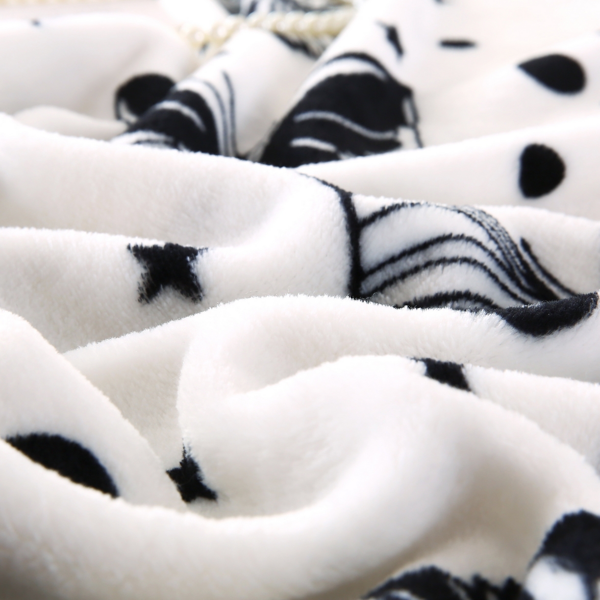 91家纺网 家纺一手货源 找家纺 璐维斯 2025新款直播260g法莱绒毯子牛奶绒印花毛毯沙发巾沙发毯跨境外贸 黑白蝴蝶