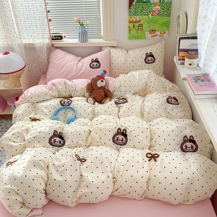 91家纺网 家纺一手货源 找家纺 （总）罗亿家纺 2025新款云感双层纱卡通毛巾绣四件套（拉布布系列场景二）