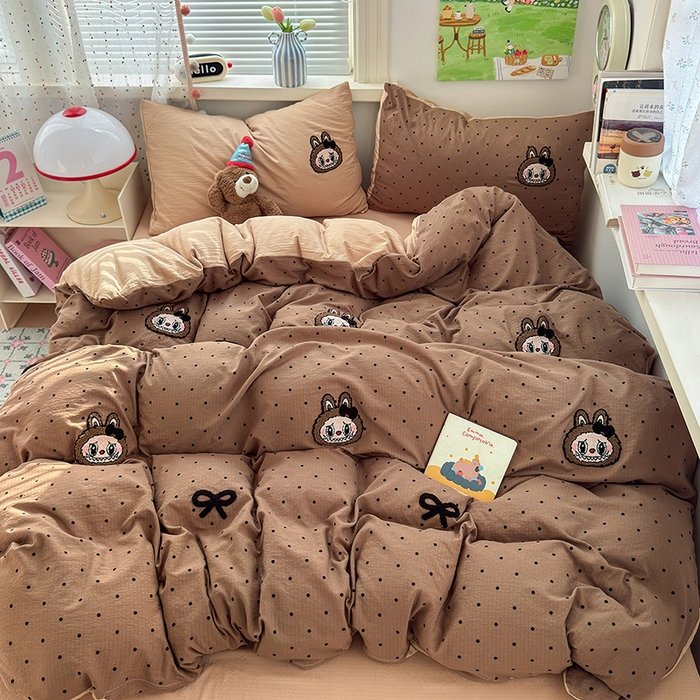 91家纺网 家纺一手货源 找家纺 （总）罗亿家纺 2025新款云感双层纱卡通毛巾绣四件套（拉布布系列场景二）