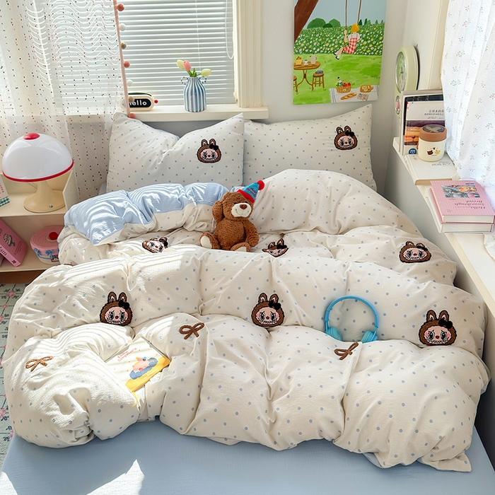 91家纺网 家纺一手货源 找家纺 （总）罗亿家纺 2025新款云感双层纱卡通毛巾绣四件套（拉布布系列场景二）