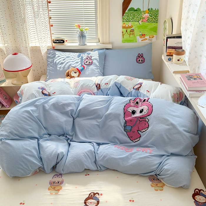 91家纺网 家纺一手货源 找家纺 （总）罗亿家纺 2025新款云感双层纱卡通毛巾绣四件套（拉布布系列场景二）