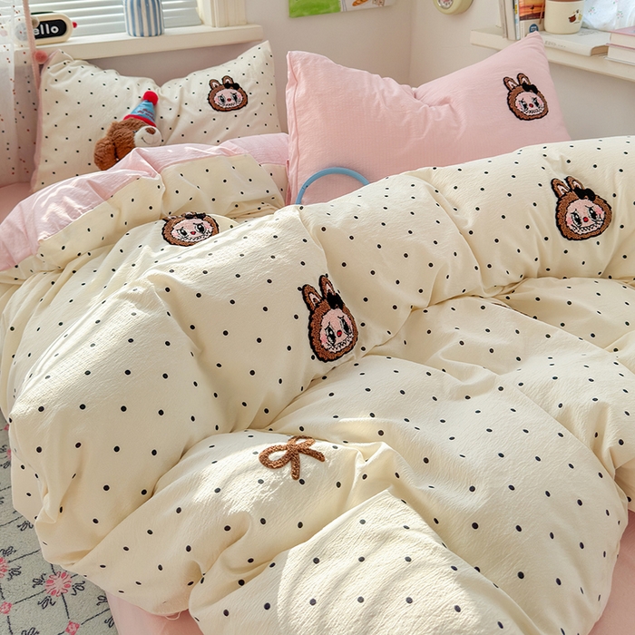 91家纺网 家纺一手货源 找家纺 罗亿家纺 2025新款云感双层纱卡通毛巾绣四件套（拉布布系列场景二） 蝴蝶结小布-粉玉