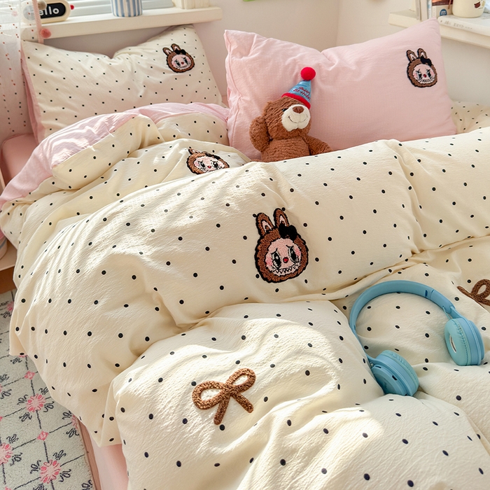 91家纺网 家纺一手货源 找家纺 罗亿家纺 2025新款云感双层纱卡通毛巾绣四件套（拉布布系列场景二） 蝴蝶结小布-粉玉