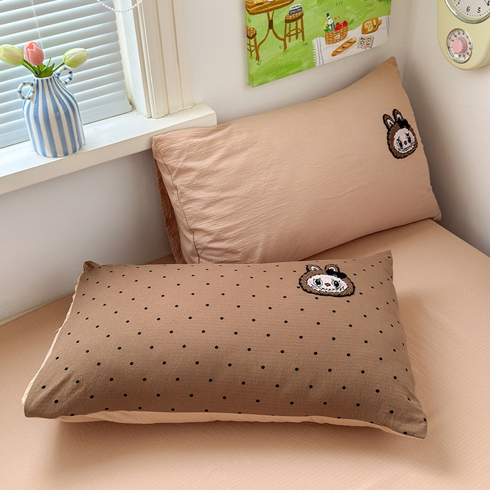 91家纺网 家纺一手货源 找家纺 罗亿家纺 2025新款云感双层纱卡通毛巾绣四件套（拉布布系列场景二） 蝴蝶结小布-咖色