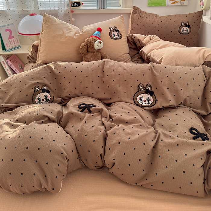 91家纺网 家纺一手货源 找家纺 罗亿家纺 2025新款云感双层纱卡通毛巾绣四件套（拉布布系列场景二） 蝴蝶结小布-咖色