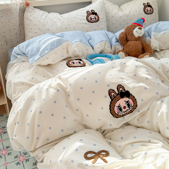 91家纺网 家纺一手货源 找家纺 罗亿家纺 2025新款云感双层纱卡通毛巾绣四件套（拉布布系列场景二） 蝴蝶结小布-奶蓝