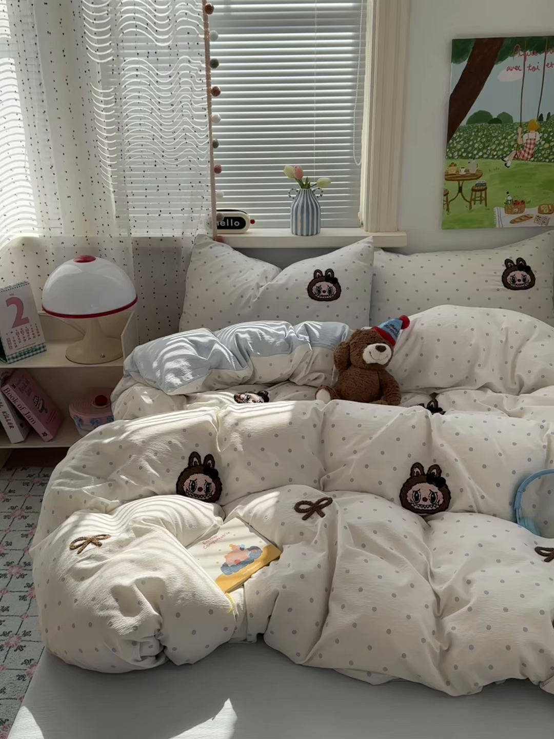 91家纺网 家纺一手货源 找家纺 罗亿家纺 2025新款云感双层纱卡通毛巾绣四件套（拉布布系列场景二） 蝴蝶结小布-奶蓝