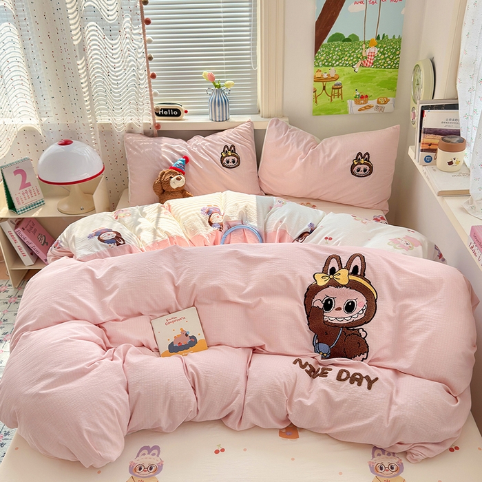 91家纺网 家纺一手货源 找家纺 罗亿家纺 2025新款云感双层纱卡通毛巾绣四件套（拉布布系列场景二） 可爱布布-粉