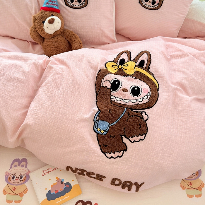 91家纺网 家纺一手货源 找家纺 罗亿家纺 2025新款云感双层纱卡通毛巾绣四件套（拉布布系列场景二） 可爱布布-粉