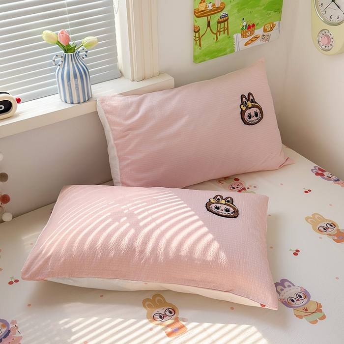 91家纺网 家纺一手货源 找家纺 罗亿家纺 2025新款云感双层纱卡通毛巾绣四件套（拉布布系列场景二） 可爱布布-粉