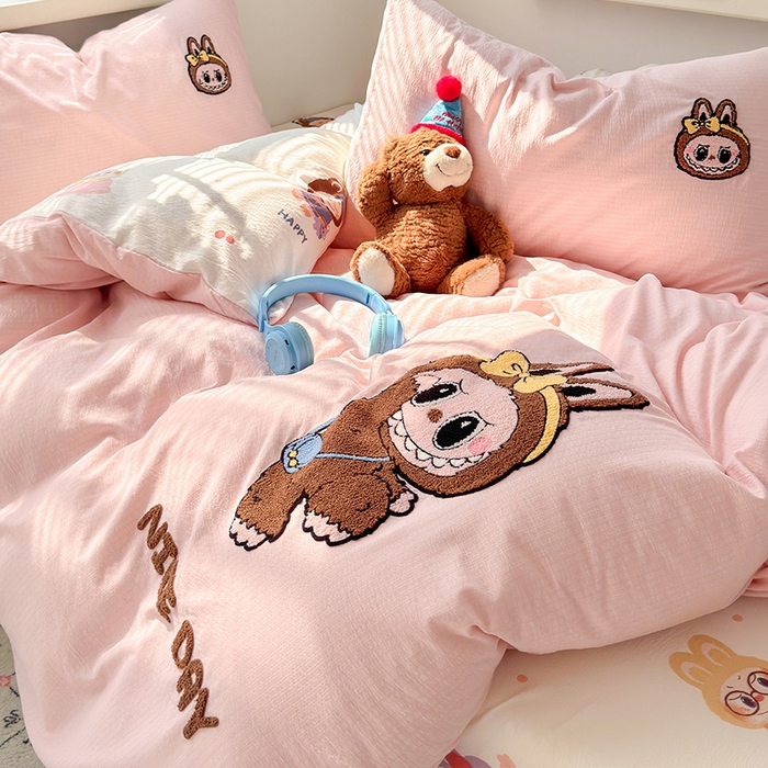 91家纺网 家纺一手货源 找家纺 罗亿家纺 2025新款云感双层纱卡通毛巾绣四件套（拉布布系列场景二） 可爱布布-粉