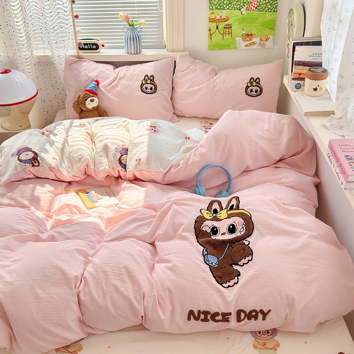 91家纺网 家纺一手货源 找家纺 罗亿家纺 2025新款云感双层纱卡通毛巾绣四件套（拉布布系列场景二） 可爱布布-粉