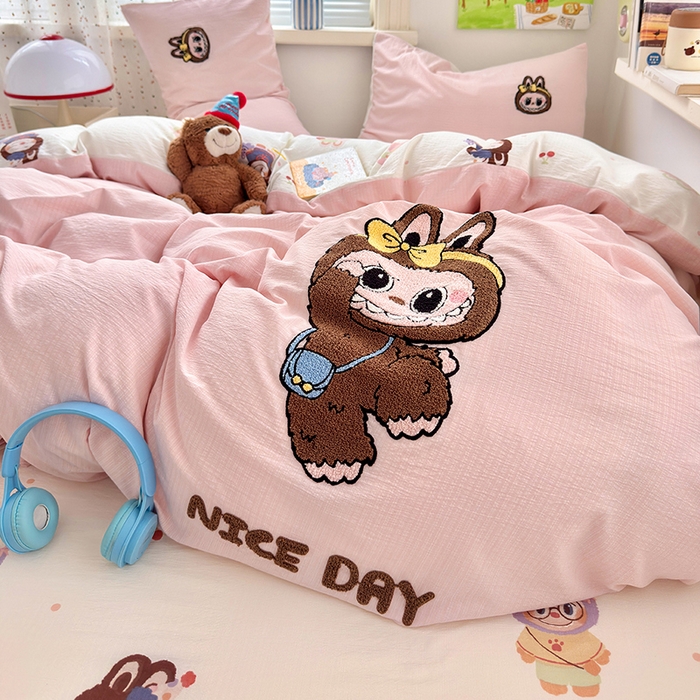 91家纺网 家纺一手货源 找家纺 罗亿家纺 2025新款云感双层纱卡通毛巾绣四件套（拉布布系列场景二） 可爱布布-粉