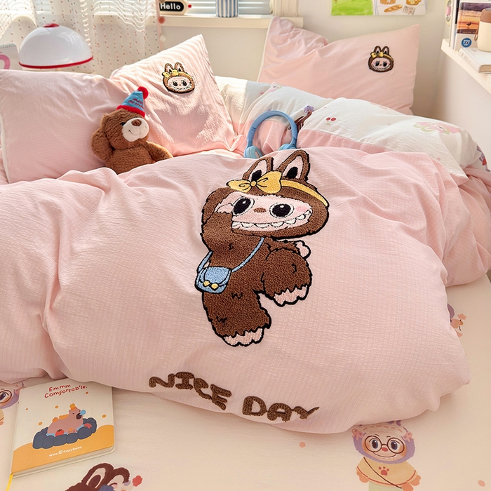 91家纺网 家纺一手货源 找家纺 罗亿家纺 2025新款云感双层纱卡通毛巾绣四件套（拉布布系列场景二） 可爱布布-粉