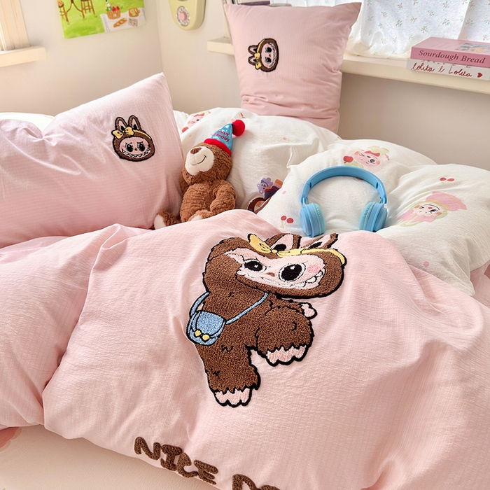 91家纺网 家纺一手货源 找家纺 罗亿家纺 2025新款云感双层纱卡通毛巾绣四件套（拉布布系列场景二） 可爱布布-粉