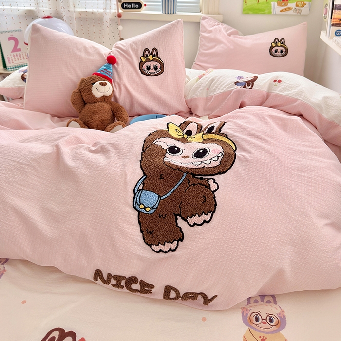 91家纺网 家纺一手货源 找家纺 罗亿家纺 2025新款云感双层纱卡通毛巾绣四件套（拉布布系列场景二） 可爱布布-粉