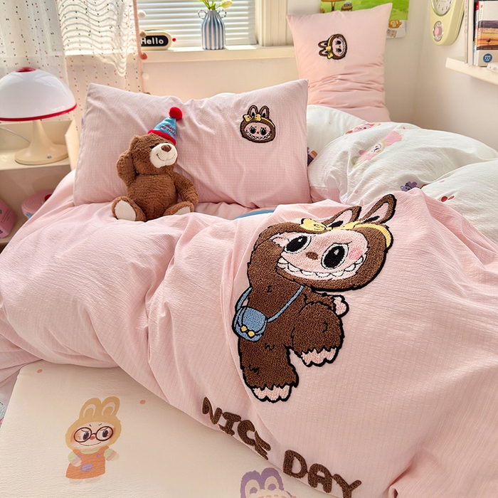 91家纺网 家纺一手货源 找家纺 罗亿家纺 2025新款云感双层纱卡通毛巾绣四件套（拉布布系列场景二） 可爱布布-粉