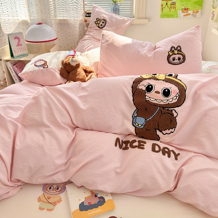 91家纺网 家纺一手货源 找家纺 罗亿家纺 2025新款云感双层纱卡通毛巾绣四件套（拉布布系列场景二） 可爱布布-粉