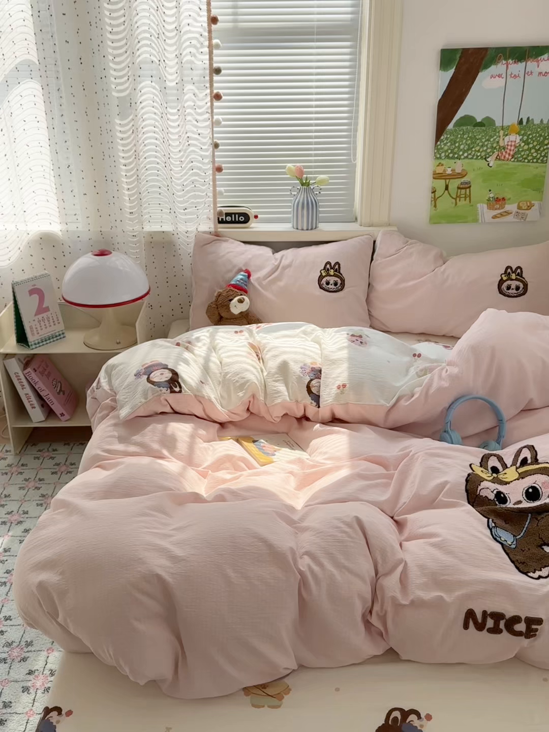 91家纺网 家纺一手货源 找家纺 罗亿家纺 2025新款云感双层纱卡通毛巾绣四件套（拉布布系列场景二） 可爱布布-粉