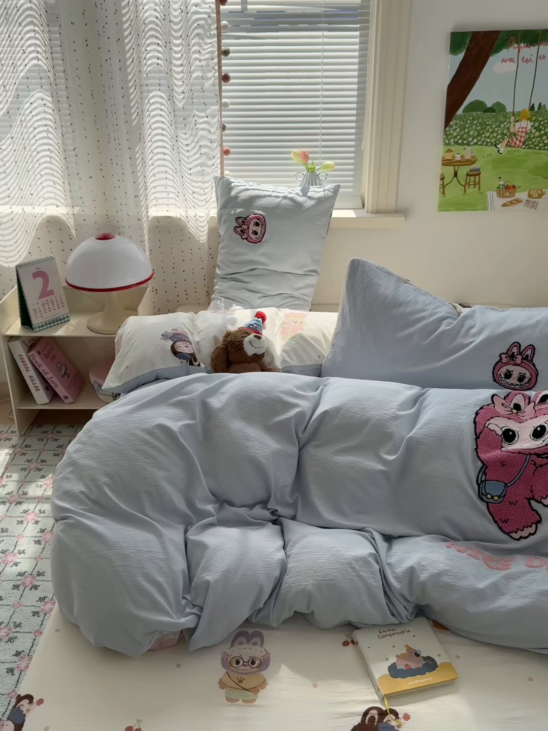 91家纺网 家纺一手货源 找家纺 罗亿家纺 2025新款云感双层纱卡通毛巾绣四件套（拉布布系列场景二） 可爱布布-蓝