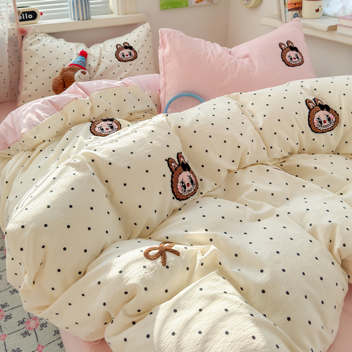 91家纺网 家纺一手货源 找家纺 （总）罗亿家纺 2025新款云感双层纱卡通毛巾绣四件套（拉布布系列场景二）