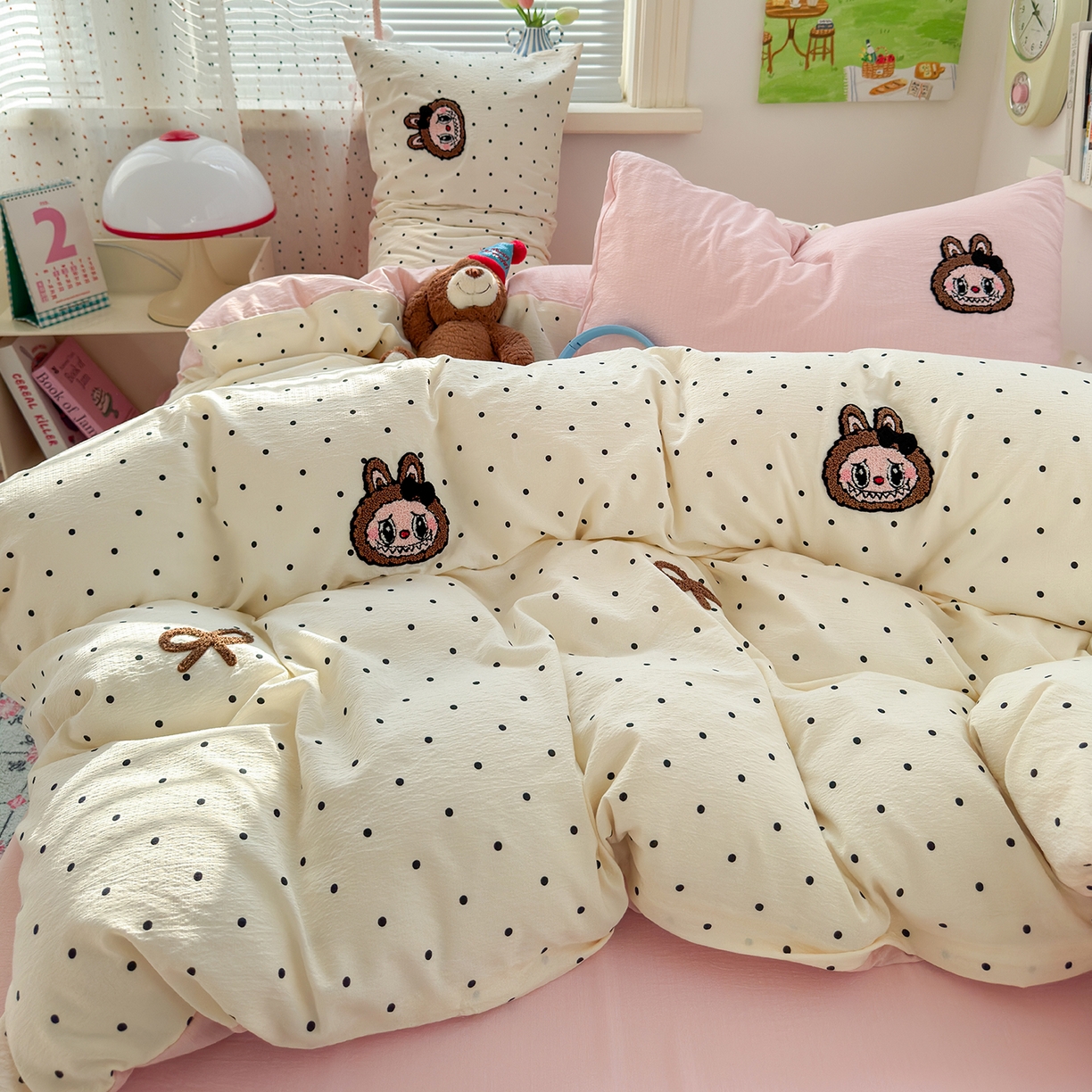 91家纺网 家纺一手货源 找家纺 （总）罗亿家纺 2025新款云感双层纱卡通毛巾绣四件套（拉布布系列场景二）