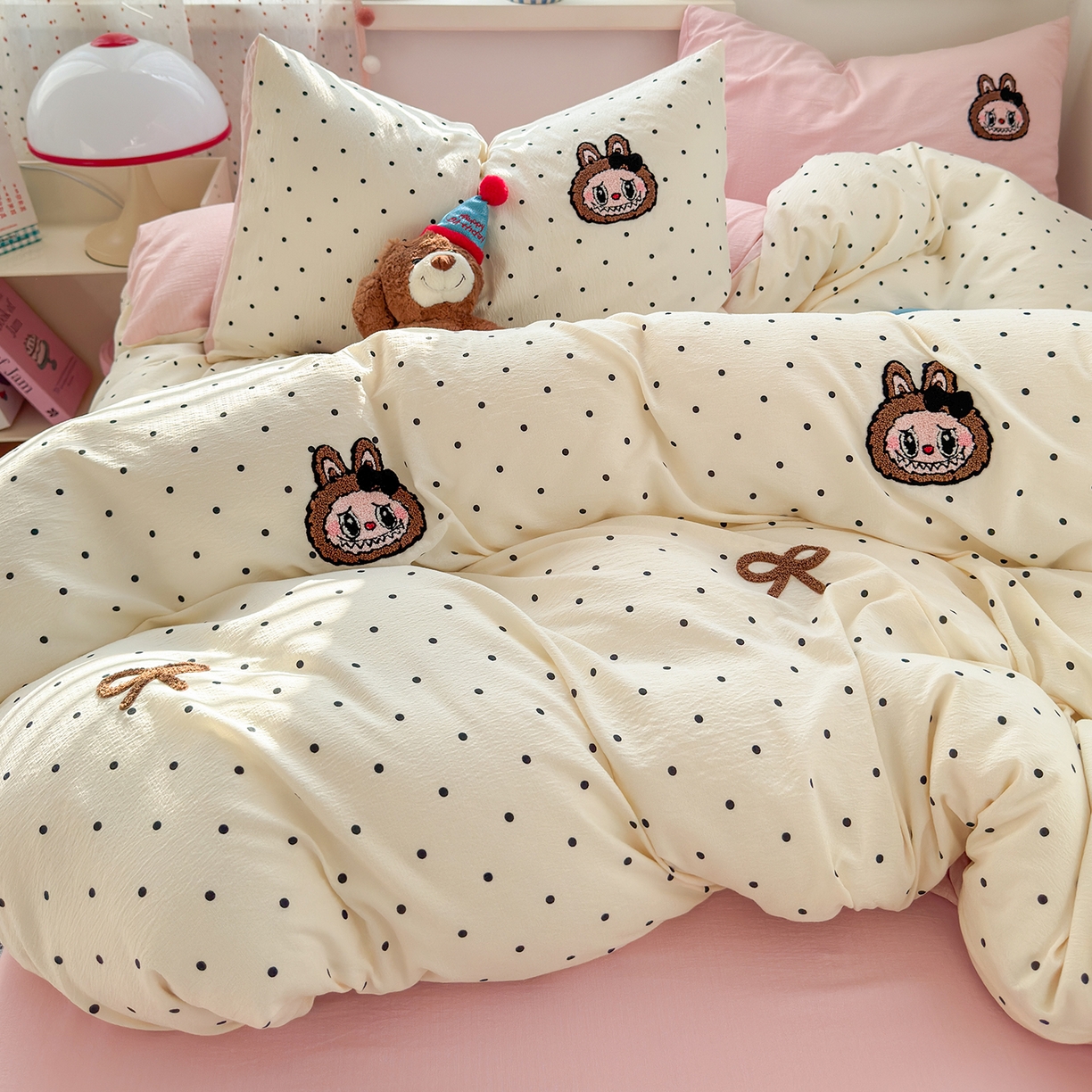 91家纺网 家纺一手货源 找家纺 （总）罗亿家纺 2025新款云感双层纱卡通毛巾绣四件套（拉布布系列场景二）