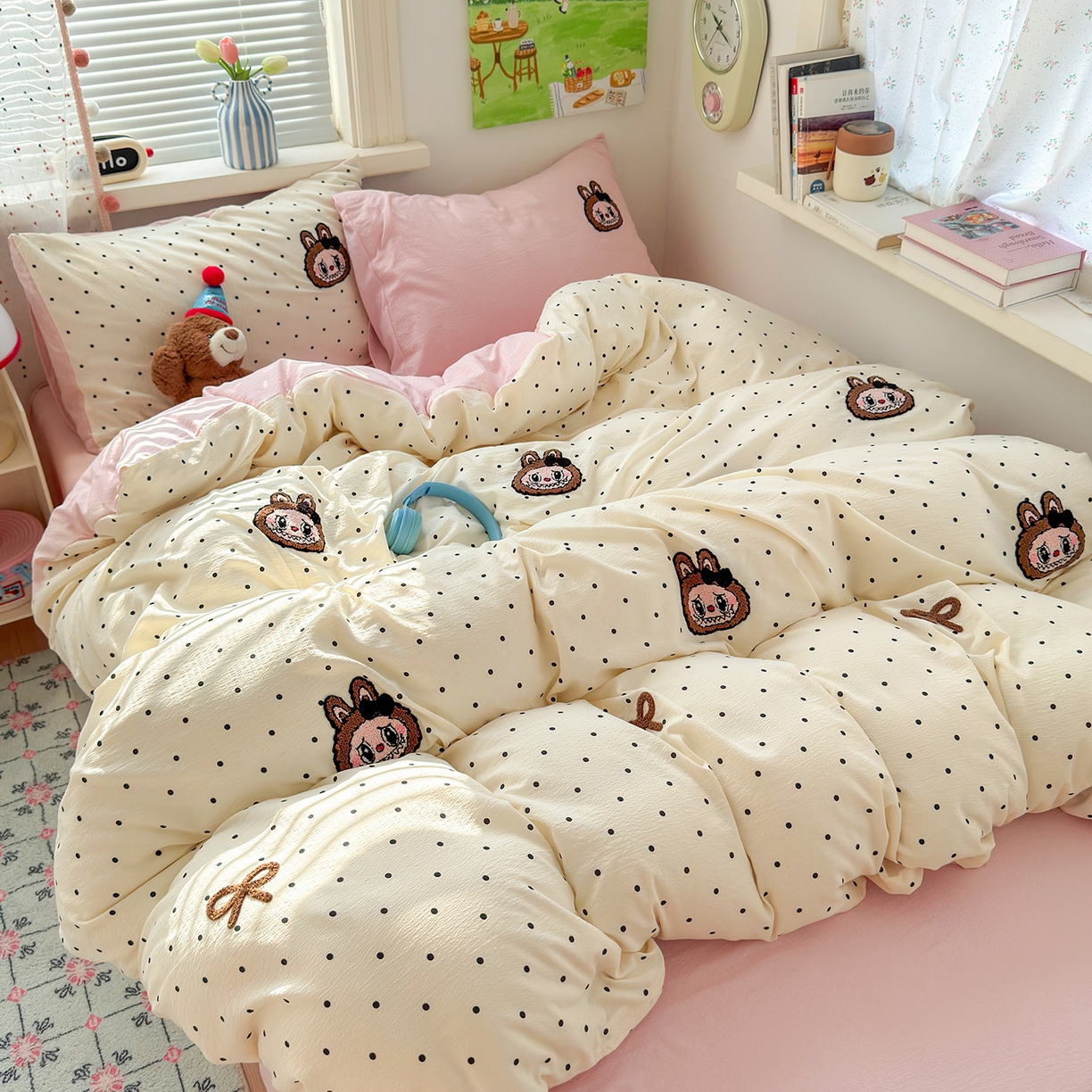 91家纺网 家纺一手货源 找家纺 （总）罗亿家纺 2025新款云感双层纱卡通毛巾绣四件套（拉布布系列场景二）