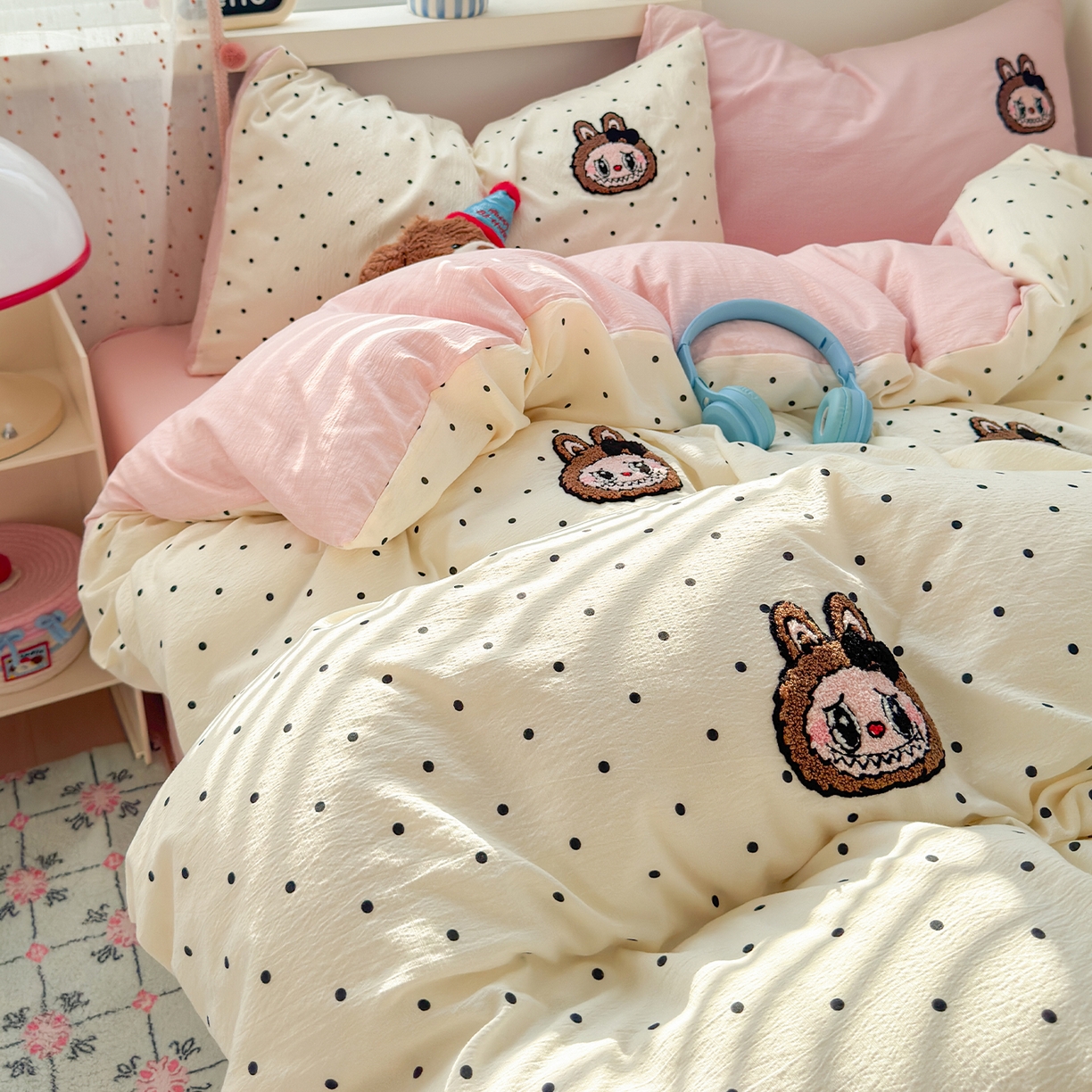 91家纺网 家纺一手货源 找家纺 （总）罗亿家纺 2025新款云感双层纱卡通毛巾绣四件套（拉布布系列场景二）