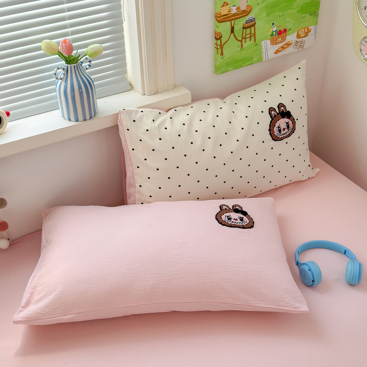 91家纺网 家纺一手货源 找家纺 （总）罗亿家纺 2025新款云感双层纱卡通毛巾绣四件套（拉布布系列场景二）