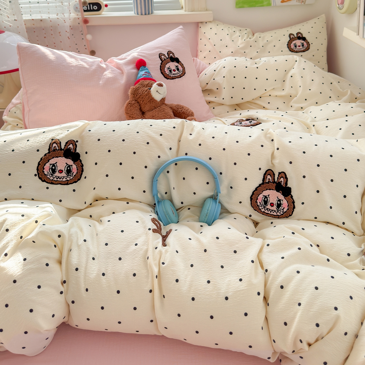 91家纺网 家纺一手货源 找家纺 （总）罗亿家纺 2025新款云感双层纱卡通毛巾绣四件套（拉布布系列场景二）