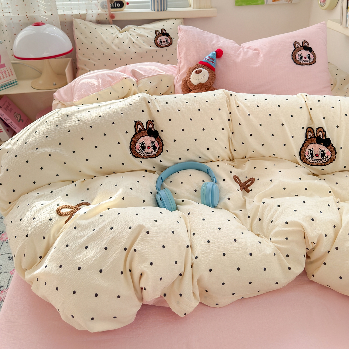 91家纺网 家纺一手货源 找家纺 （总）罗亿家纺 2025新款云感双层纱卡通毛巾绣四件套（拉布布系列场景二）