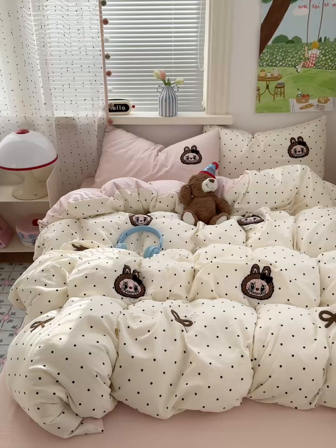 91家纺网 家纺一手货源 找家纺 （总）罗亿家纺 2025新款云感双层纱卡通毛巾绣四件套（拉布布系列场景二）