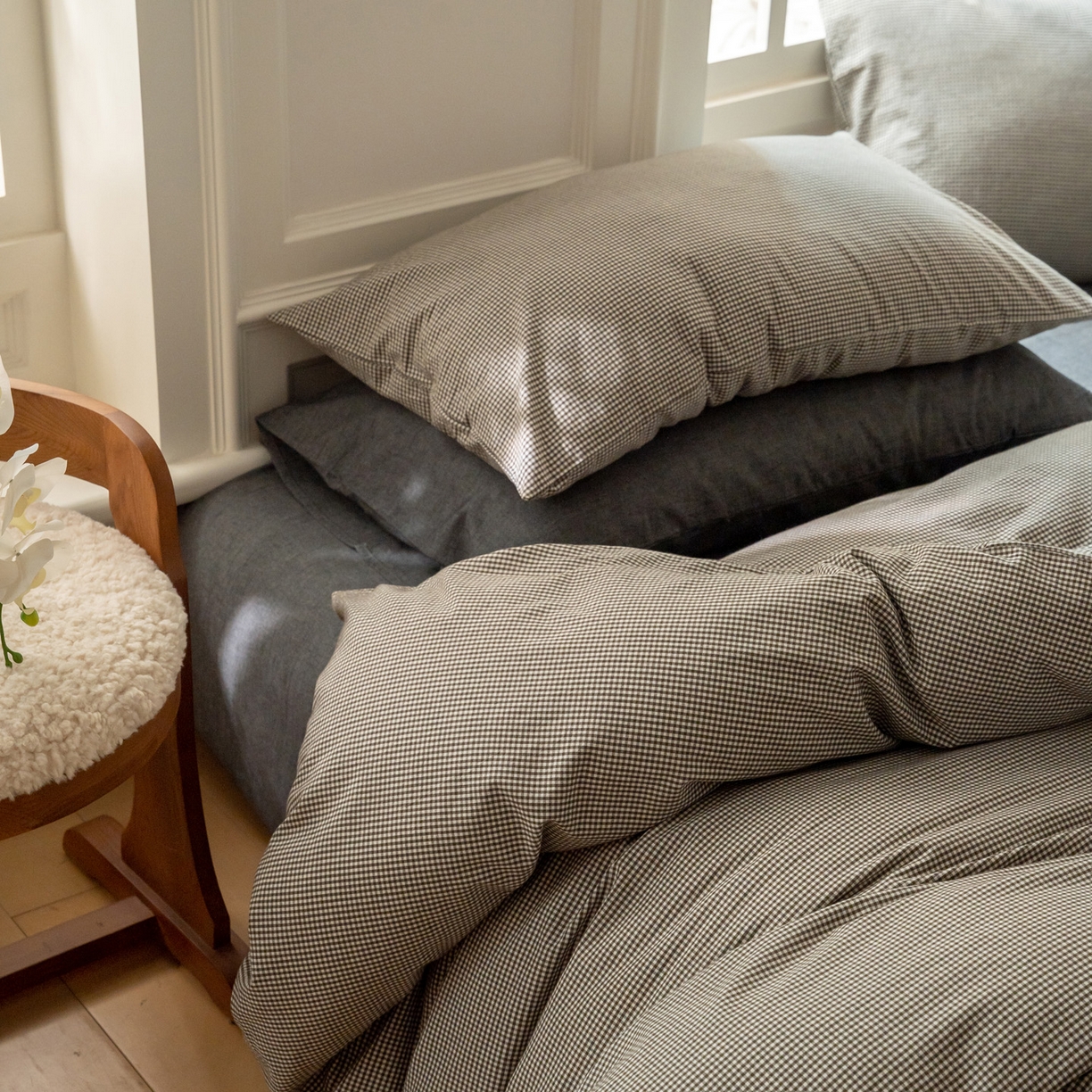 91家纺网 家纺一手货源 找家纺 玖弘家居 2025新款全棉水洗棉细格四件套 黑咖细格