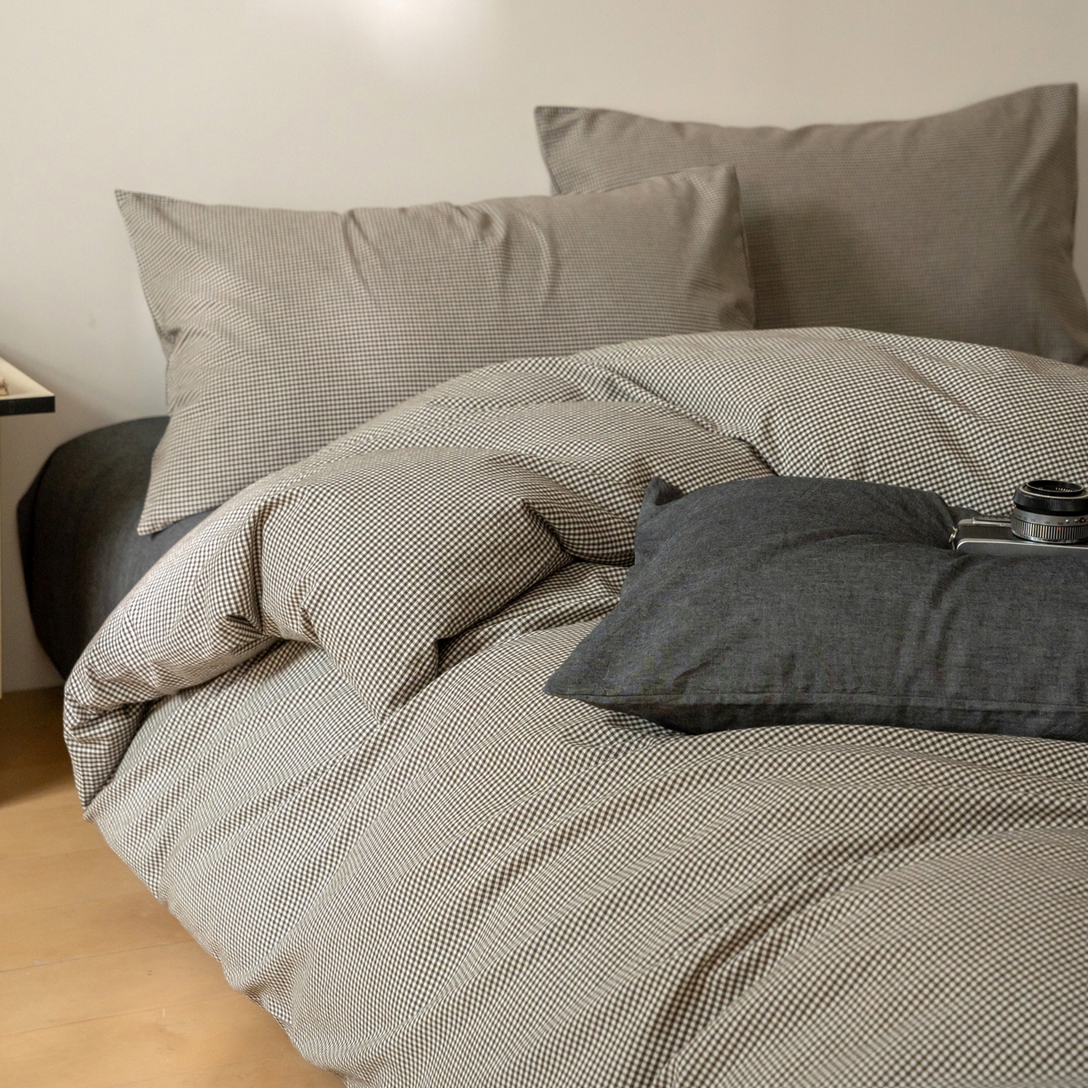 91家纺网 家纺一手货源 找家纺 玖弘家居 2025新款全棉水洗棉细格四件套 黑咖细格