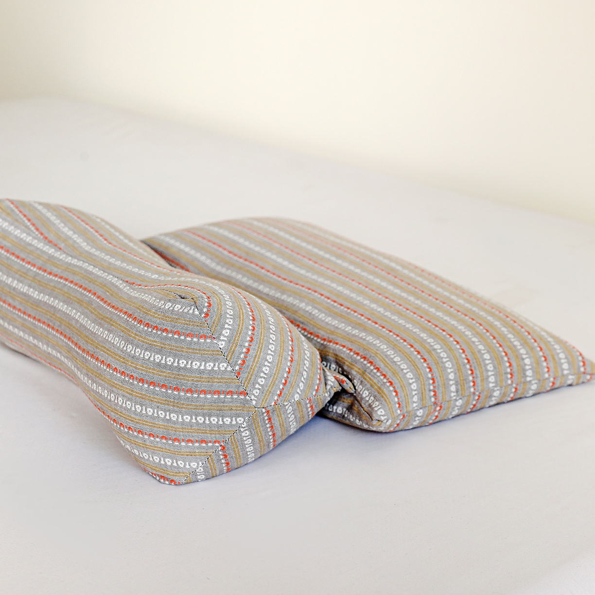 91家纺网 家纺一手货源 找家纺 （总）圣之寐 2025春夏新款三角牵引组合荞麦枕印花款