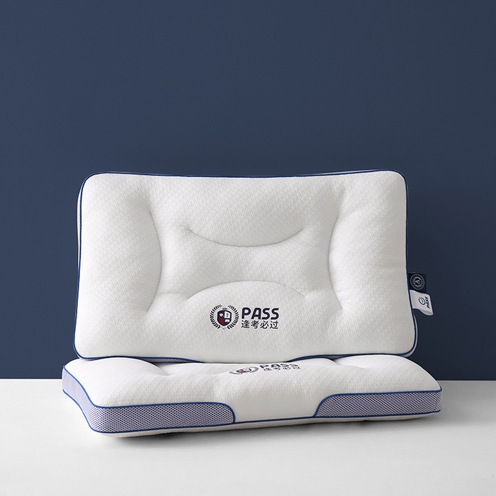 91家纺网 家纺一手货源 找家纺 （总）圣之寐 2025新款英伦LOGO逢考必过针织空气层学生护颈枕枕头枕芯
