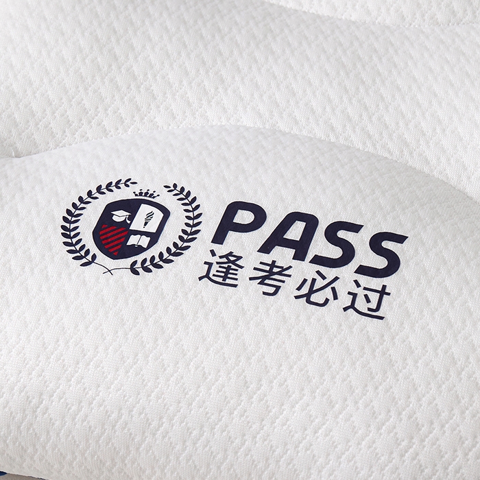 91家纺网 家纺一手货源 找家纺 （总）圣之寐 2025新款英伦LOGO逢考必过针织空气层学生护颈枕枕头枕芯