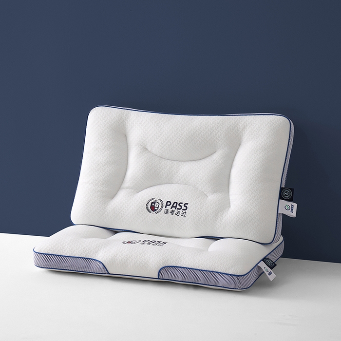 91家纺网 家纺一手货源 找家纺 （总）圣之寐 2025新款英伦LOGO逢考必过针织空气层学生护颈枕枕头枕芯