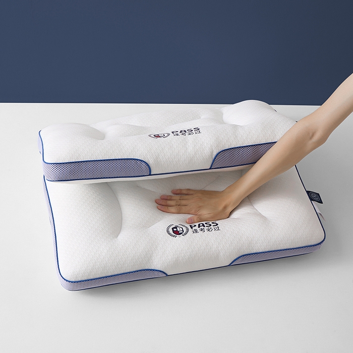 91家纺网 家纺一手货源 找家纺 （总）圣之寐 2025新款英伦LOGO逢考必过针织空气层学生护颈枕枕头枕芯