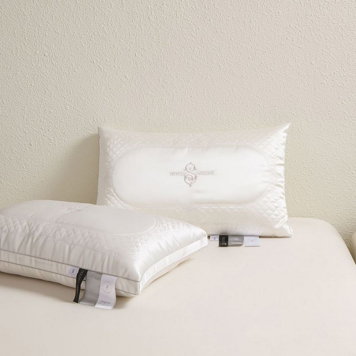 91家纺网 家纺一手货源 找家纺 圣之寐 2025新款蚕丝刺绣养 颜枕枕头枕芯 立体高枕